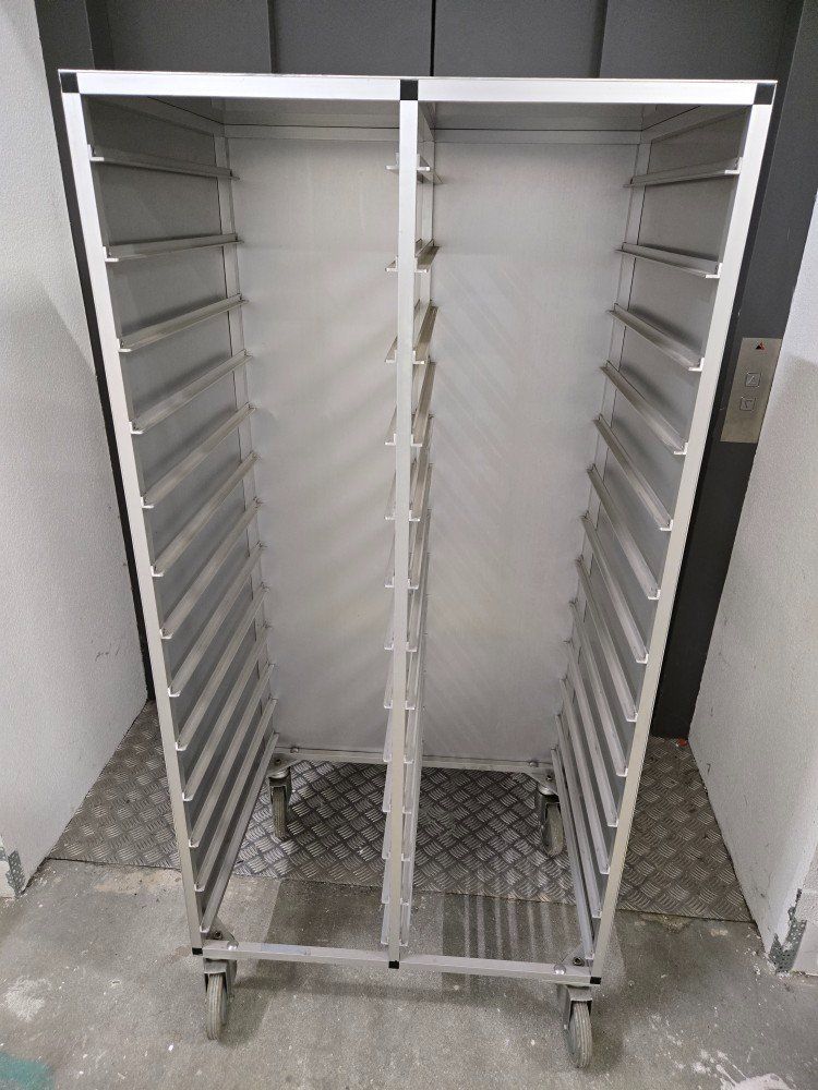 Cuisines complètes: Tablettwagen / Geschirrwagen ab 1.- – D'occasion à Aesch ZH par Multiflash 4