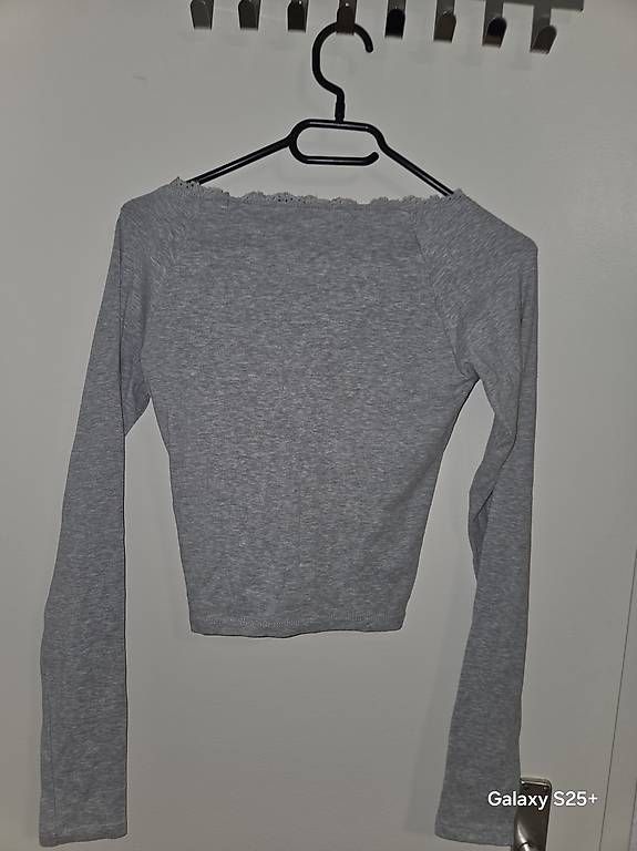 T-shirt: 2 Langarmshirt mit V-Ausschnitt  – Usato da St. Gallen venduto da ruz_t5lk 2
