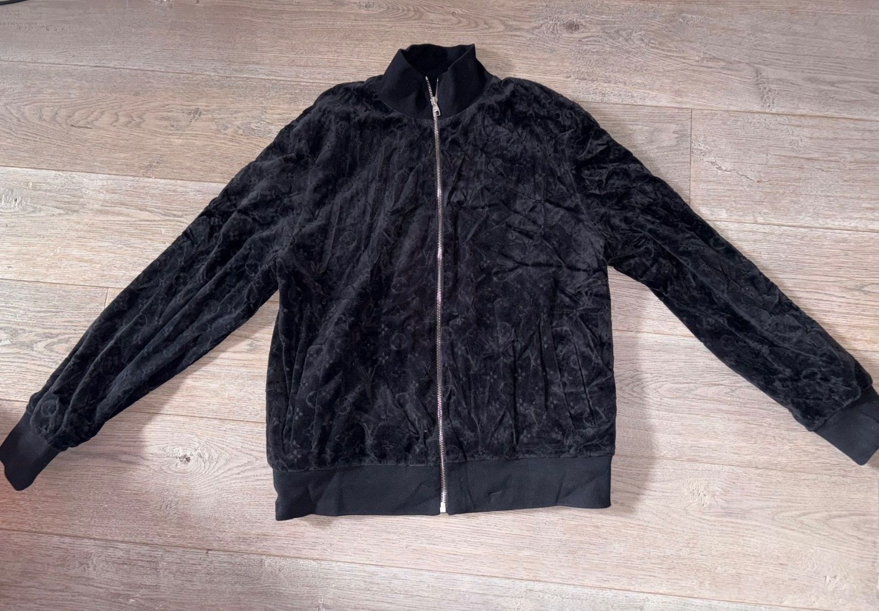 Louis Vuitton Vestes: Louis Vuitton Samtjacke Schwarz – Neuf (Voir description) à Goldach par jil_vnd8