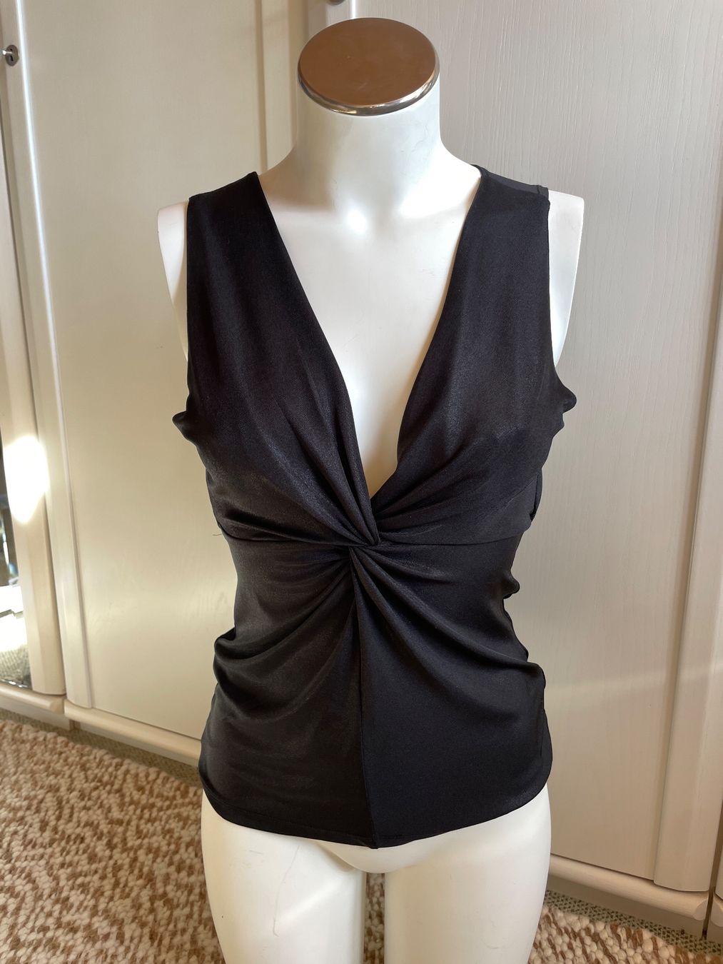 Top: Schickes schwarzes Sommer Top mit Knotendetail, Gr. S – Usato da Volketswil venduto da n_r_5gdf 1