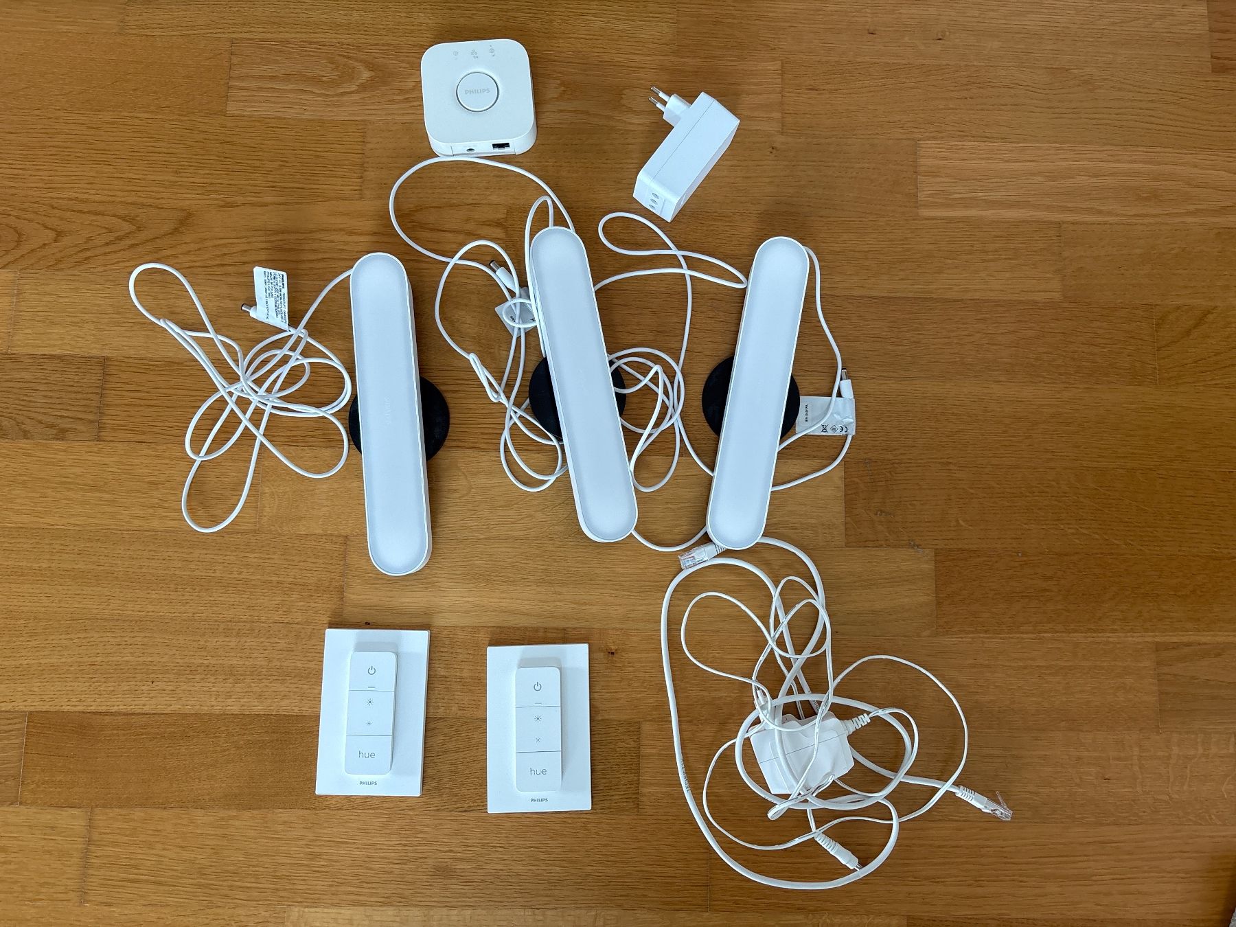 Philips Lampen: Philips Hue Play mit Dimmschalter und Bridge – Gebraucht aus Sisseln AG von Biolino