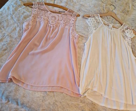 2 Blusen / Shirts weiss / rosa Gr. M Spitzmuster