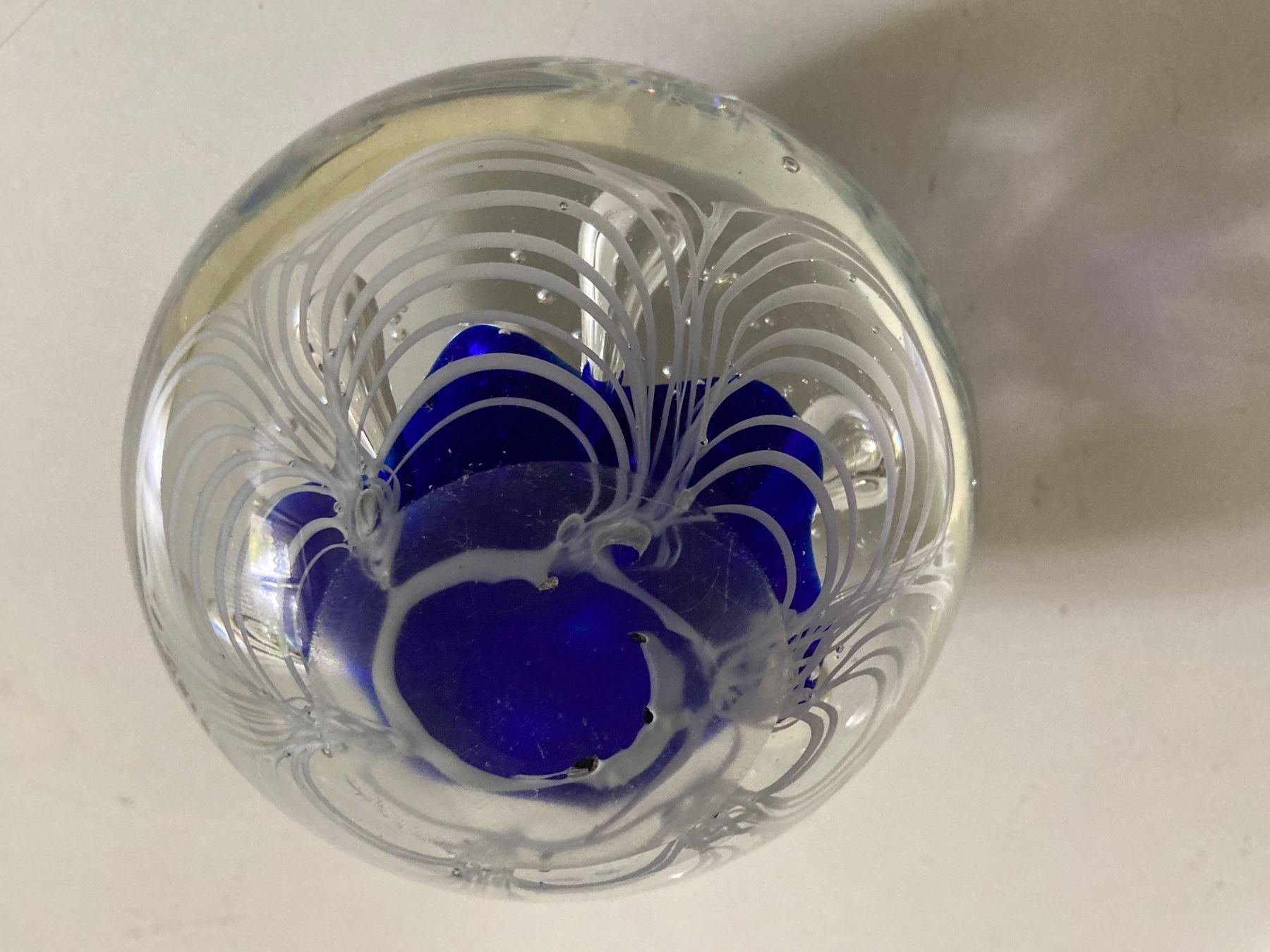 Gläser: Schöne Glaskugel mit einer blauen Blume – Gebraucht aus Zürich von Chaeffeler 4