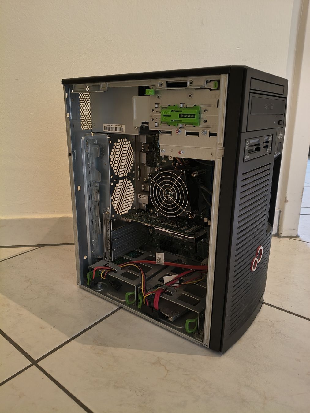 Fujitsu PCs: Fujitsu Celsius workstation Intel Xeon - 256GB SSD - no ram – Gebraucht aus Zürich von TrainLine 3