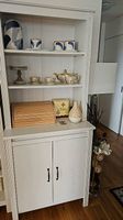 Schrank mit Regalen und Türen