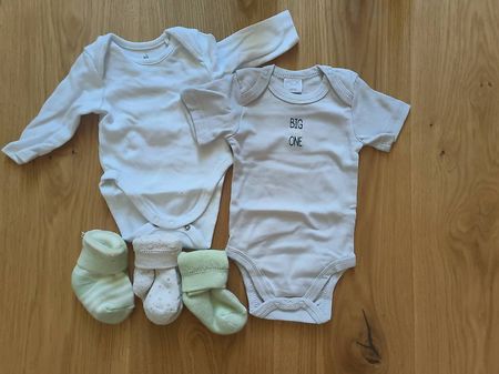 Newborn Baby Bodies und Socken 