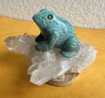 Kunstvolle Froschfigur aus Amazonit auf Bergkristall✨Unikat!