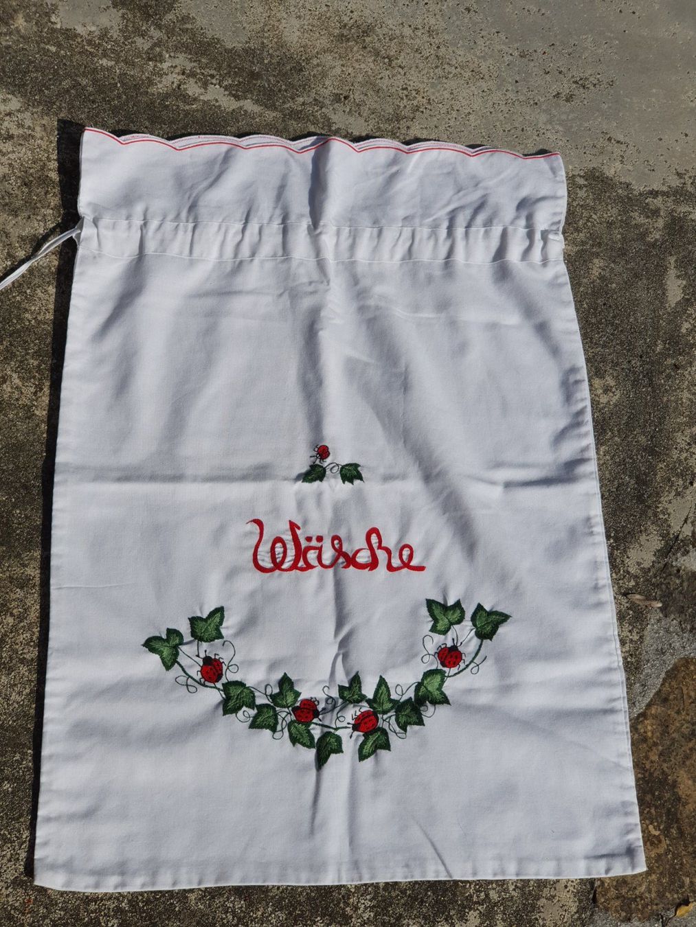 Cesti per biancheria: sac à linge brodé en coton blanc – Usato da Les Vérines venduto da Niebla59