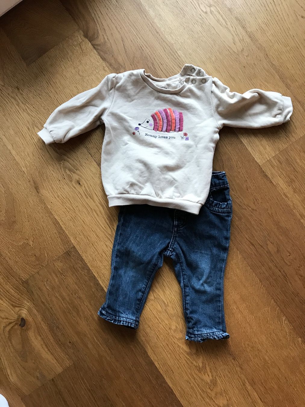 Lotti & Set di vestiti: Kleiderpaket mit Pullover und Jeans Grösse 62/68 – Usato da Wollerau venduto da Oriole83