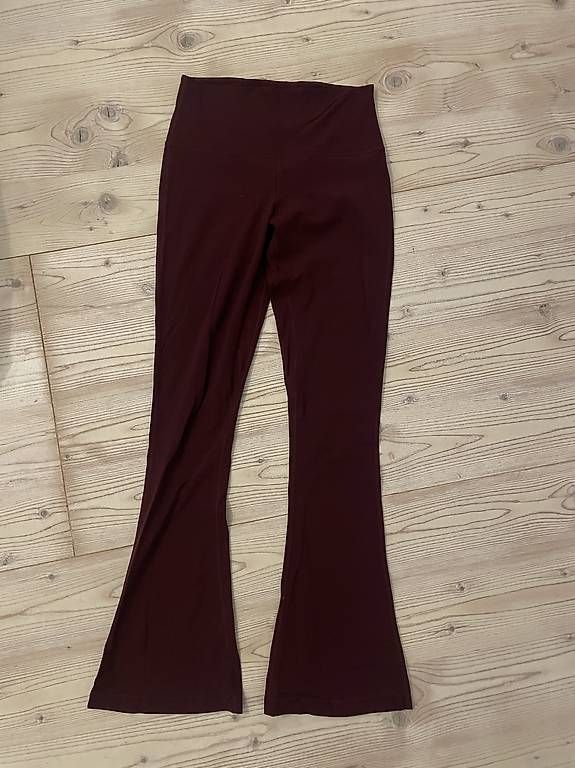 Leggings: Lululemon Flare Align Leggins 8 – Usato da Ipsach venduto da Cynicat