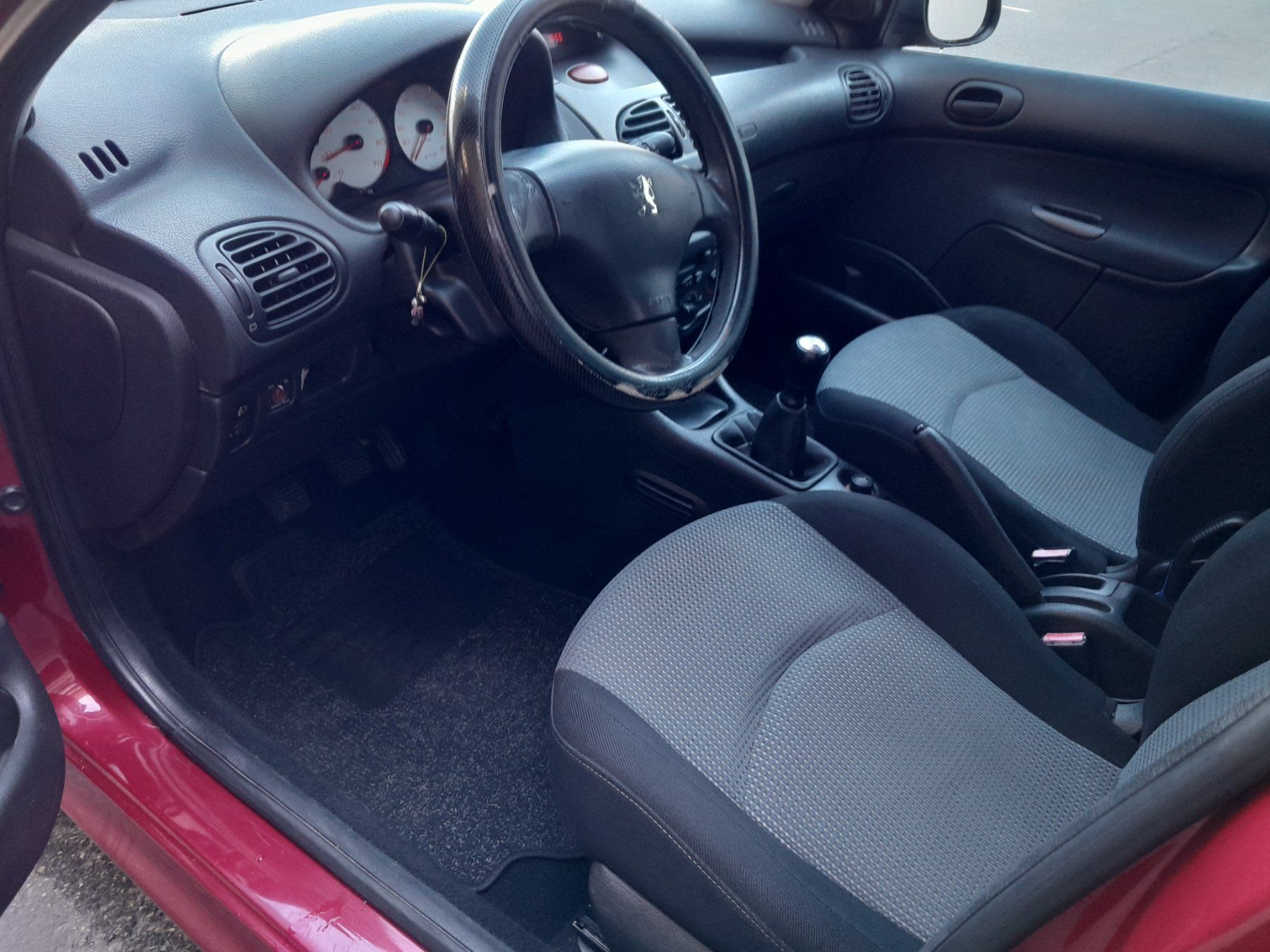 Peugeot Automobili: Peugeot 206 1.4 8v JG. 2004 – Difettoso da Ebnat-Kappel venduto da MAZUKITURB0 4