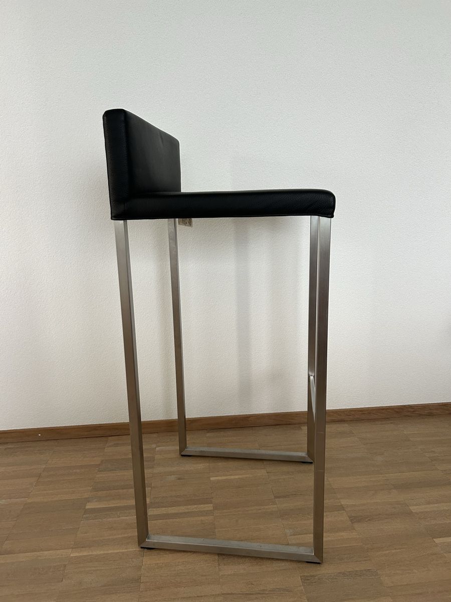 Girsberger Hocker: 2 Barhocker Girsberger schwarz Leder – Gebraucht aus Utzigen von Crisbo