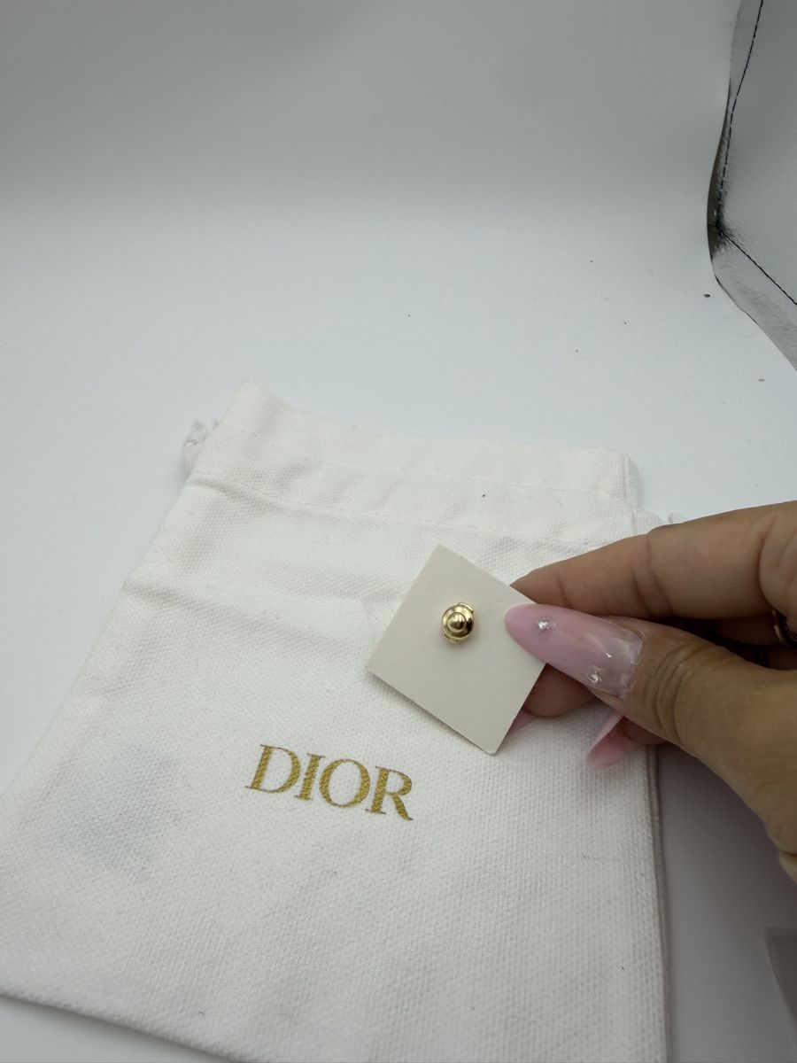 Toutes les décorations: Dior CD Logo Stud Earring Gold Tone GWP – Neuf avec emballage d'origine à Chur par fsc.7wcp 1