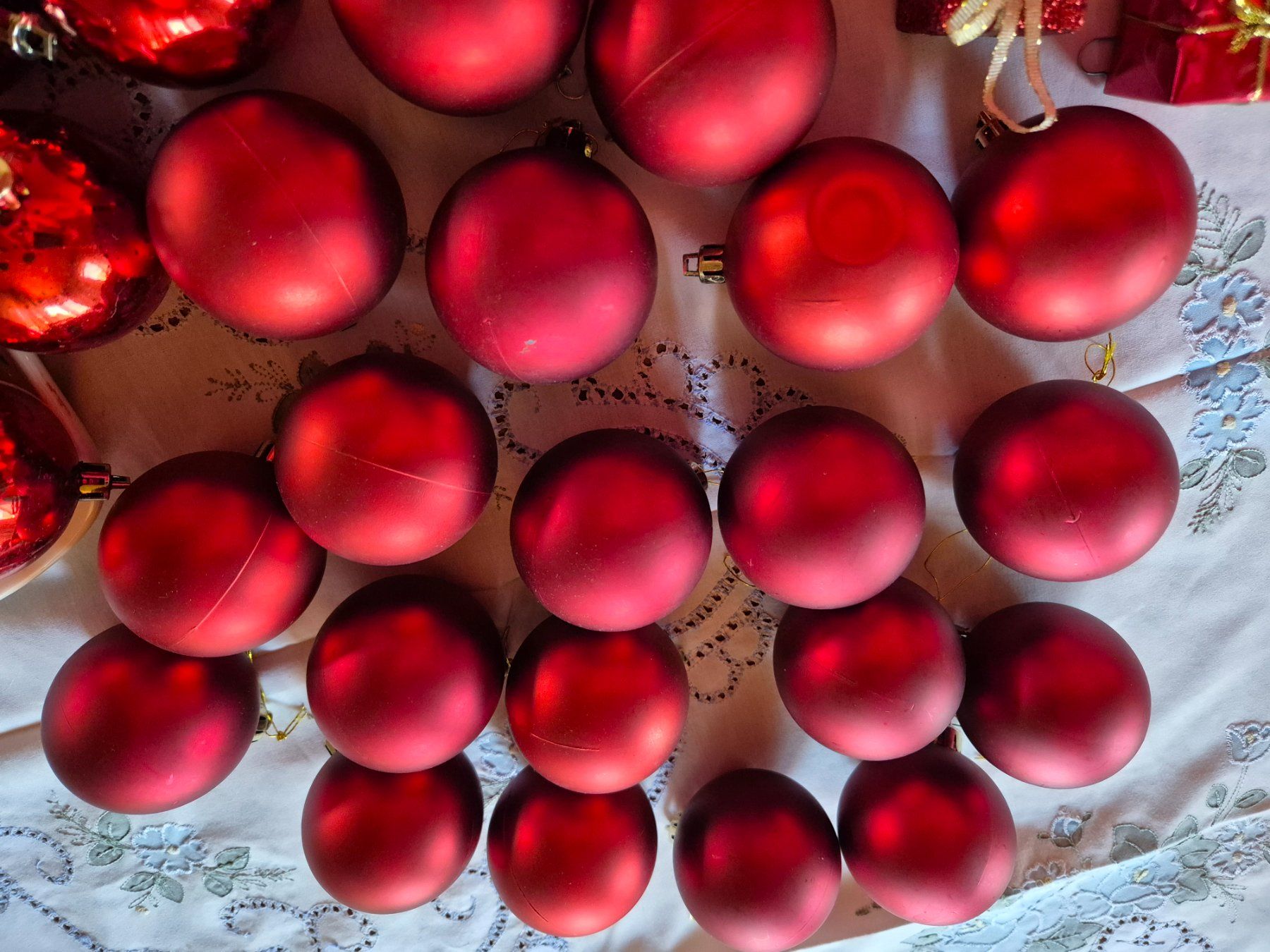 Tutte le decorazioni: Weihnachtskugeln rot matt glänzend mit Deko-Geschenken – Usato da Baden venduto da Katzenbaum27 2