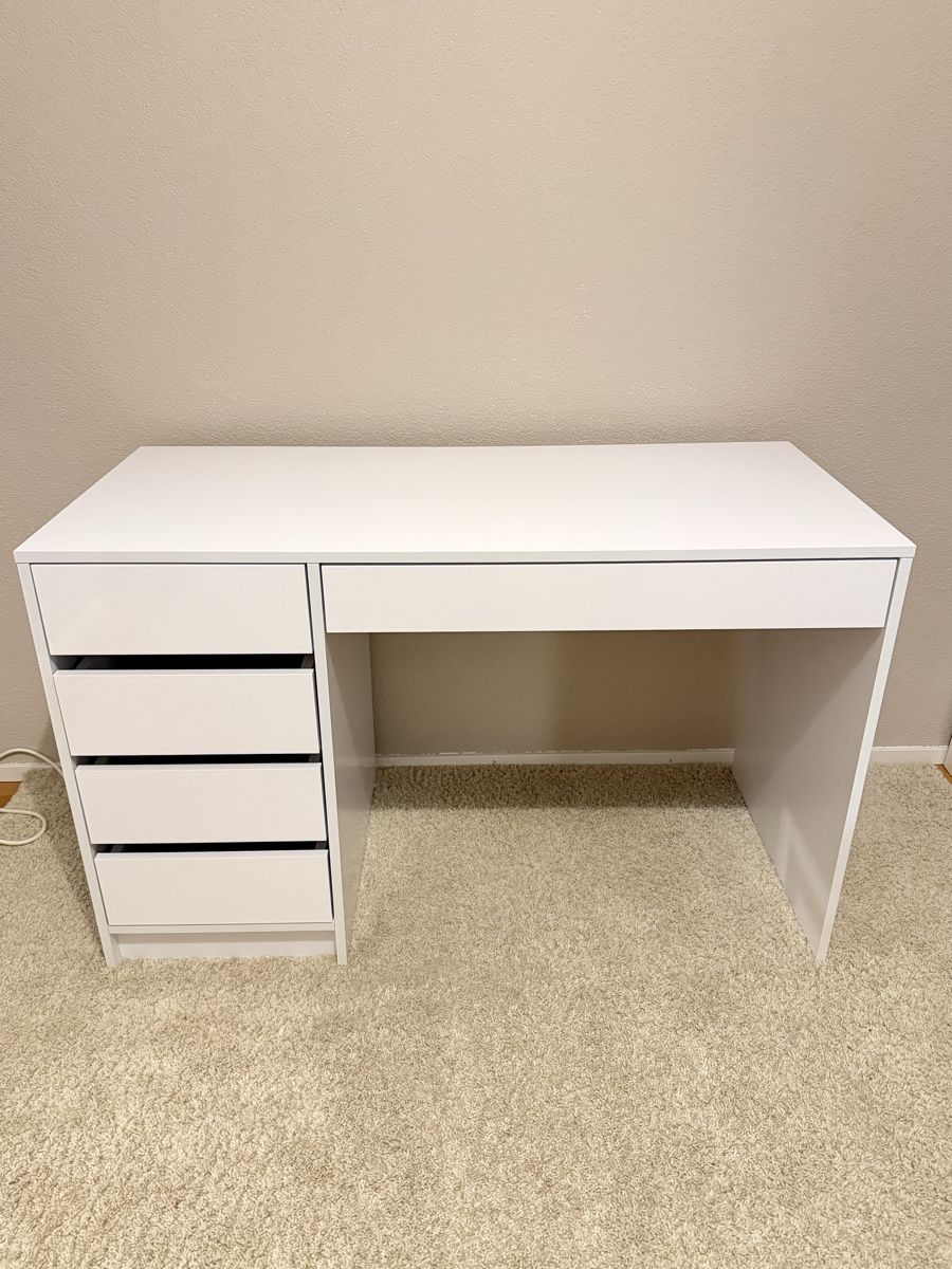Schreibtische: White glossy desk with drawers good condition – Gebraucht aus Aarburg von ane_vp2b