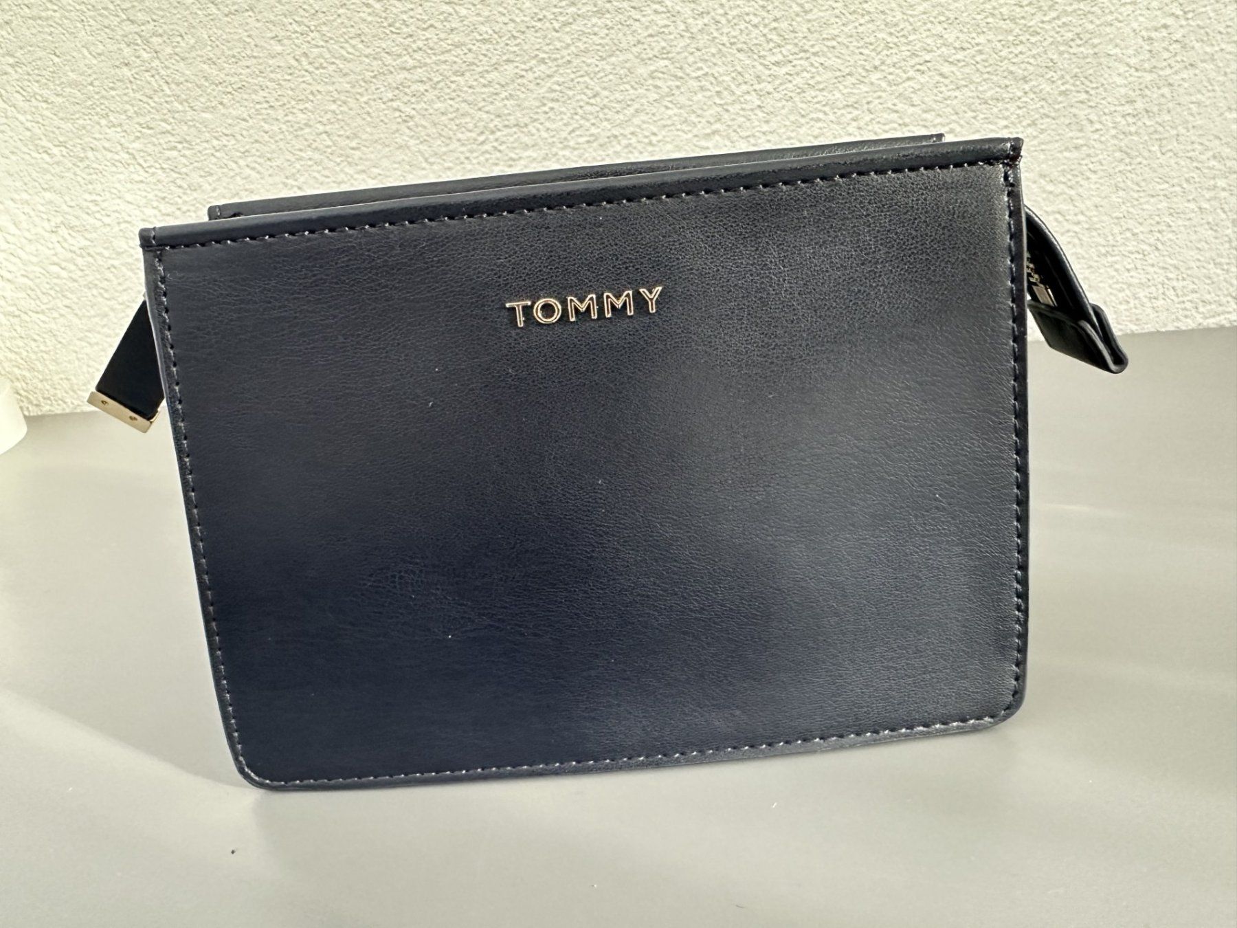 Tommy Hilfiger Taschen für Damen: Kosmetiktasche von Tommy Hilfiger – Neu (gemäss Beschreibung) aus Oberurnen von Smile58