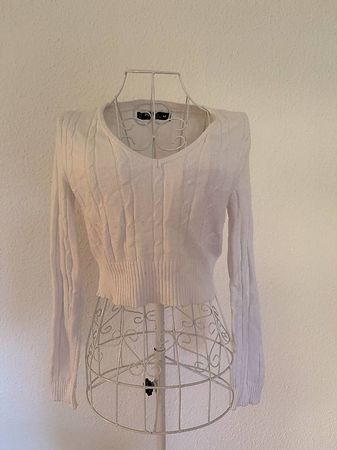 Weißer Feinstrickpullover mit Zopfmuster