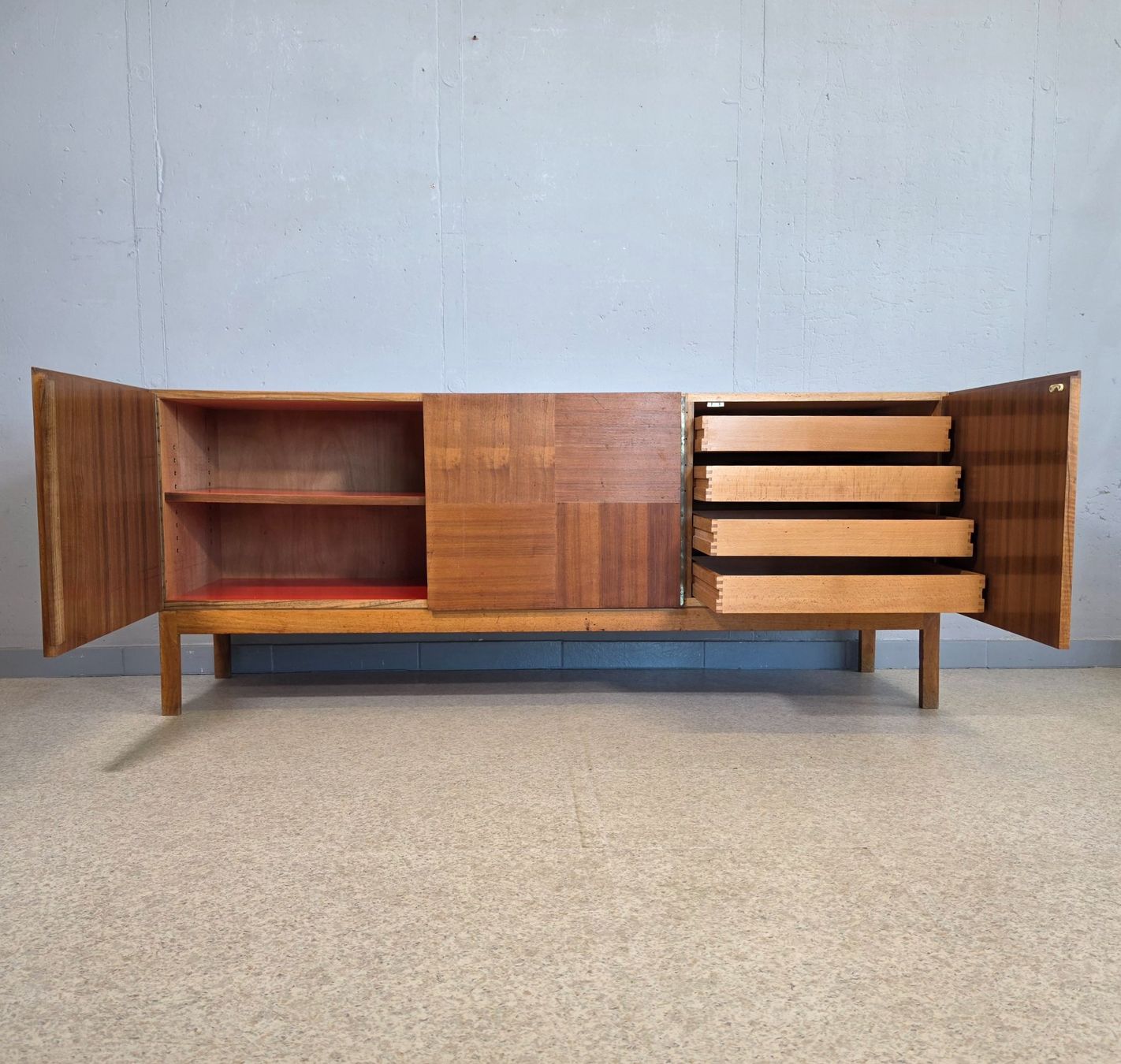 Kommoden: 1960 Sideboard Dresser Holzkommode Vintage Nussholz Kommode – Gebraucht aus Nottwil von Wondewa-Shop 2