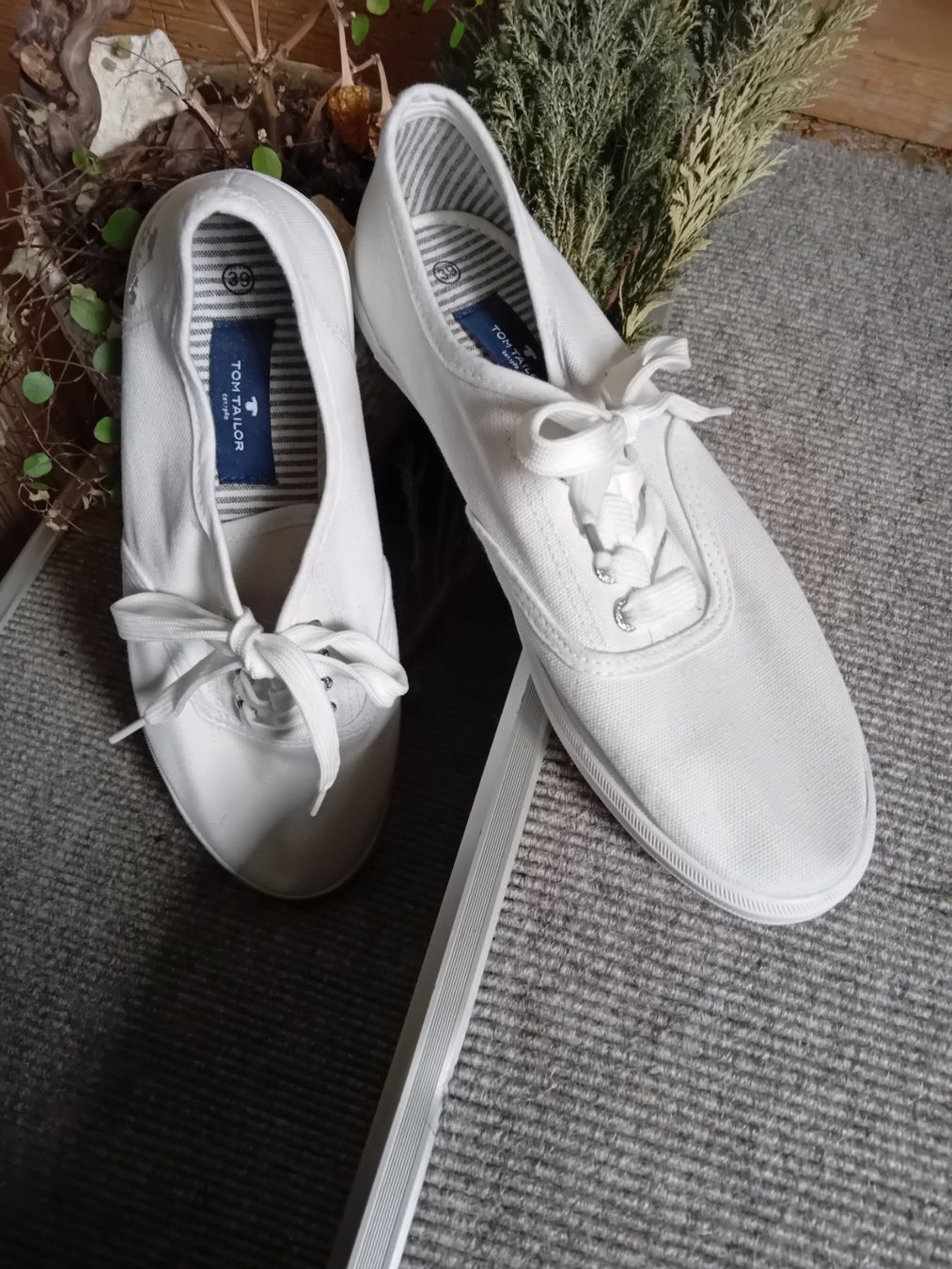 Tom Tailor Scarpe da donna: Weisse TOM TAILOR Stoffschuhe Gr. 38 – Nuovo e nell'imballaggio originale da Rüthi (Rheintal) venduto da titlis07