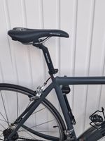 Vélo de route gris de la marque Racer