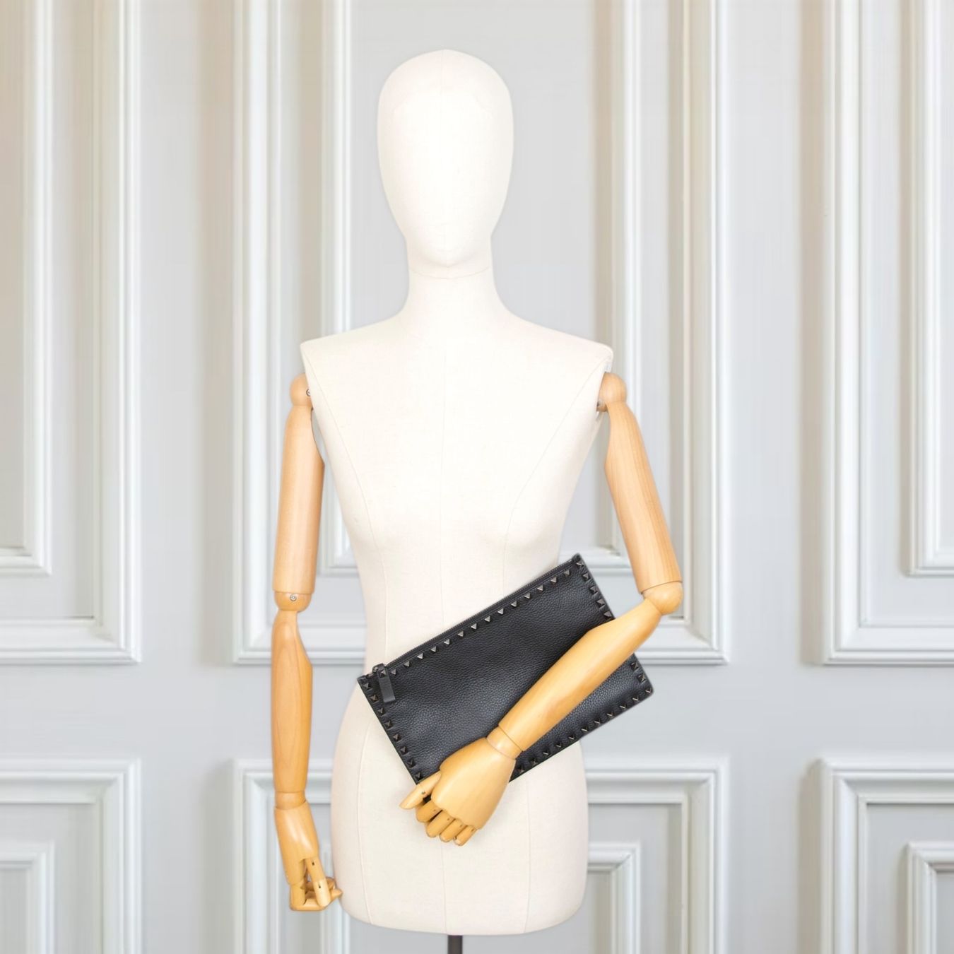 Valentino Borse: Valentino Rockstud Pouch schwarz – Usato da Binningen venduto da Designerlabels 1