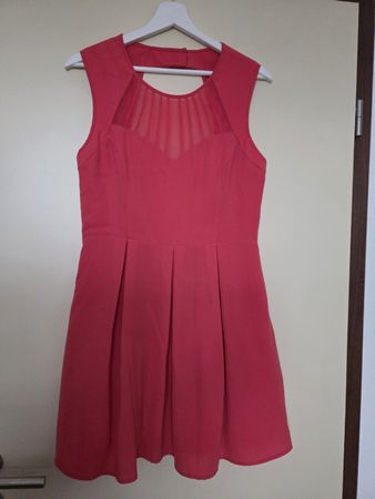 Robe courte rouge sans manches détail tulle état neuf