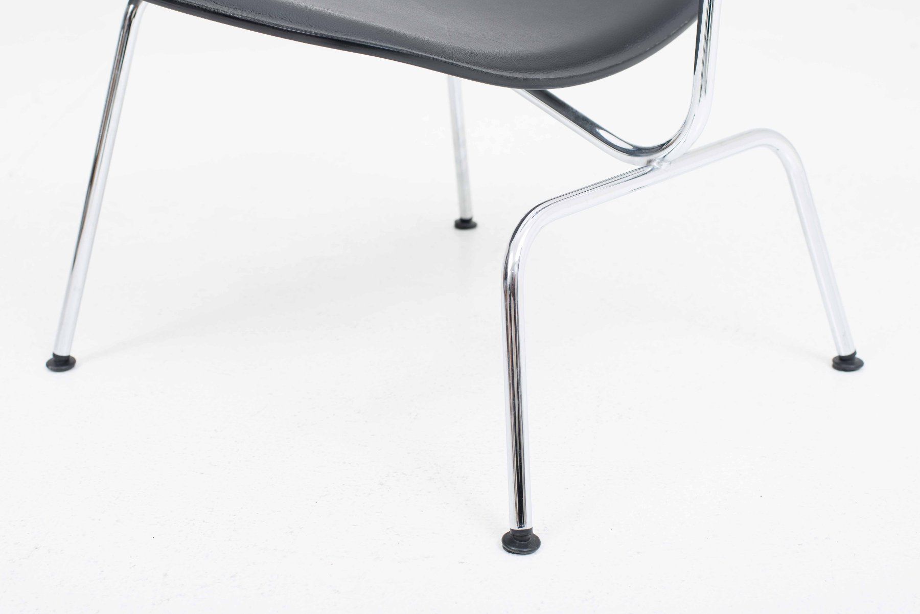 Poltrone: Vitra LCM Sessel mit Leder von Charles & Ray Eames – Usato da Zürich venduto da STUZH38 7