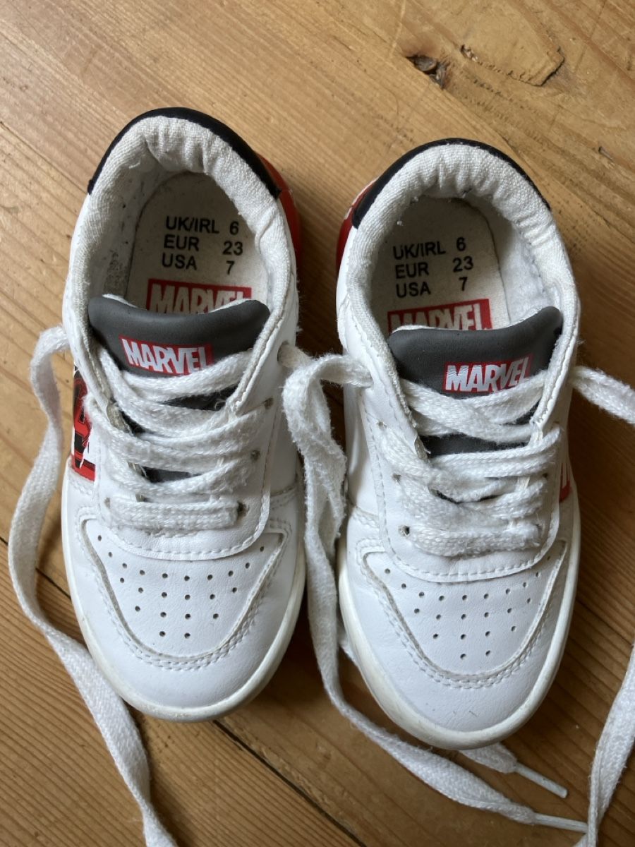 Scarpe per ragazzi: Marvel Kinderschuhe, Gr. 23, Avengers Comic Sneaker – Usato da Ebnat-Kappel venduto da Trolley 2