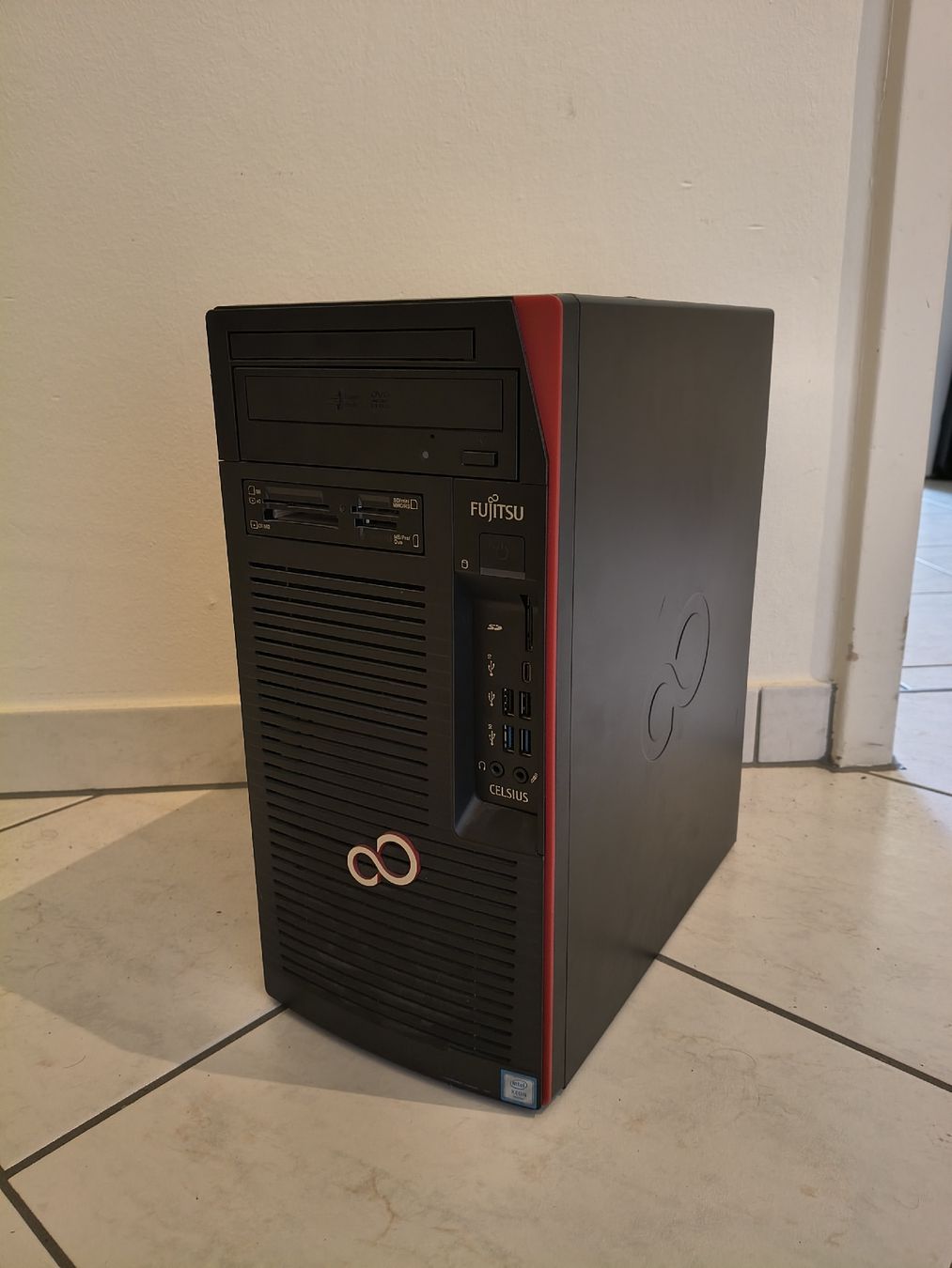 Fujitsu PCs: Fujitsu Celsius workstation Intel Xeon - 256GB SSD - no ram – Gebraucht aus Zürich von TrainLine 1