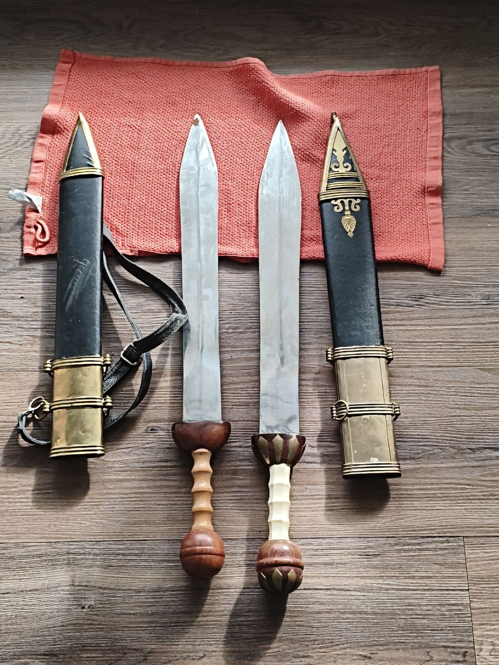 Sonstiges zum Sammeln & Seltenes: Zwei Römische Gladius Schwerter mit Scheide Set – Gebraucht aus Nottwil von Xfz_Eliots