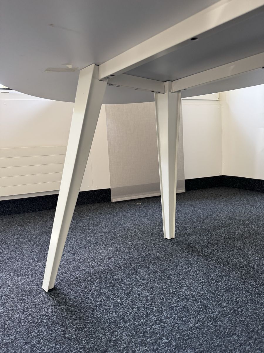 Tavoli: Ovaler Tisch Holzoptik, weiss, modern – Usato da Zürich venduto da Egsakt 3