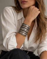 Breiter Armreif in Silberoptik – Boho / Ethno