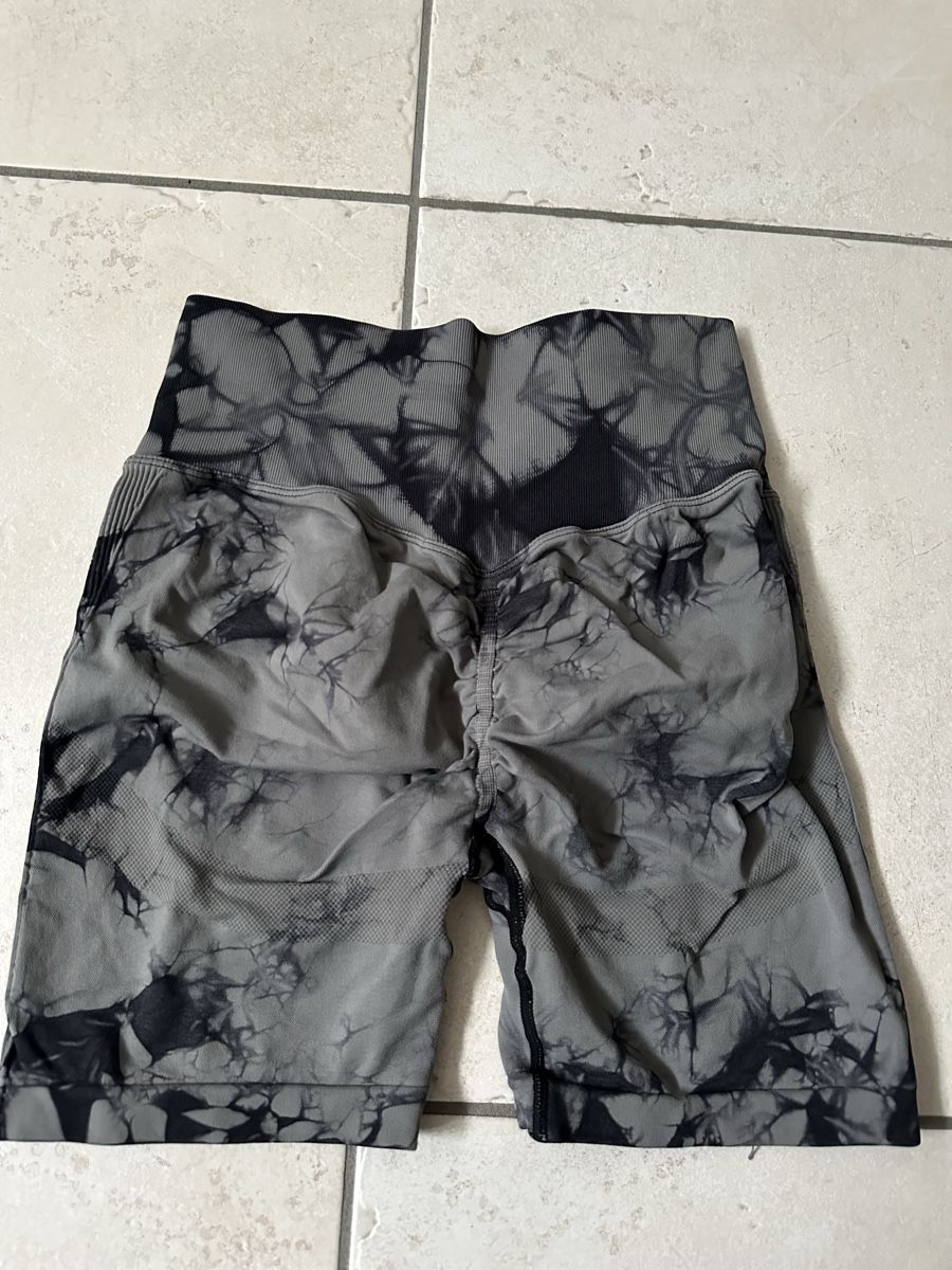 Leggings: Buttscrunch Shorts – Usato da Ipsach venduto da ale_v82h 1