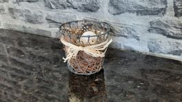 Osterkorb aus Metall mit verschiedene Deko-Eier