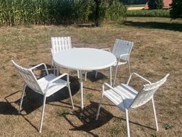 Gartentisch und 4 Stühle Stappelbar