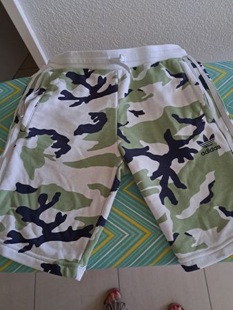 Adidas Shorts Tarnmuster Grösse M guter Zustand