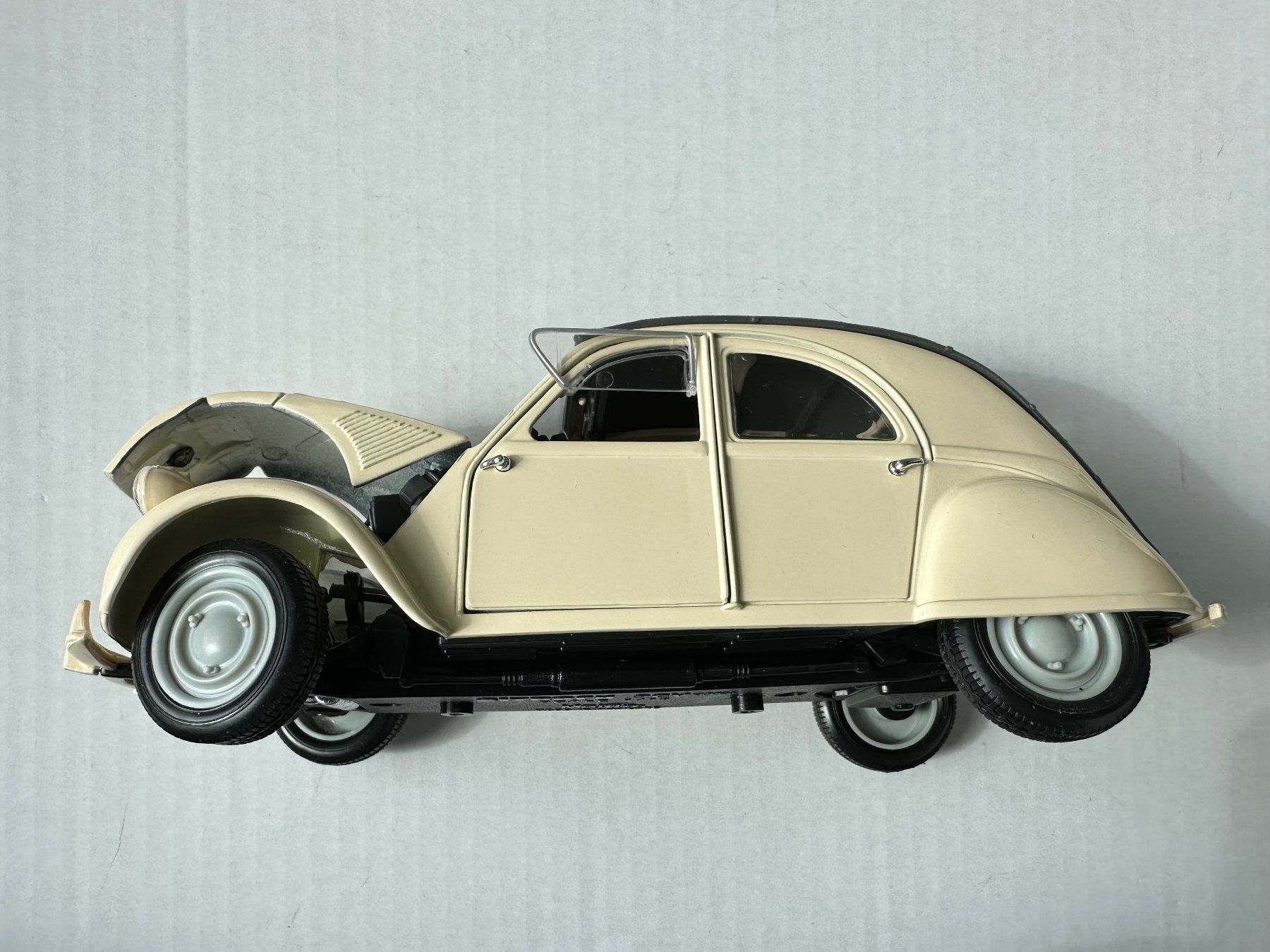 Citroën Modellini d'auto: Citröen 2CV Modell, Döschwo  1:18 – Usato da Adligenswil venduto da e17s15 1