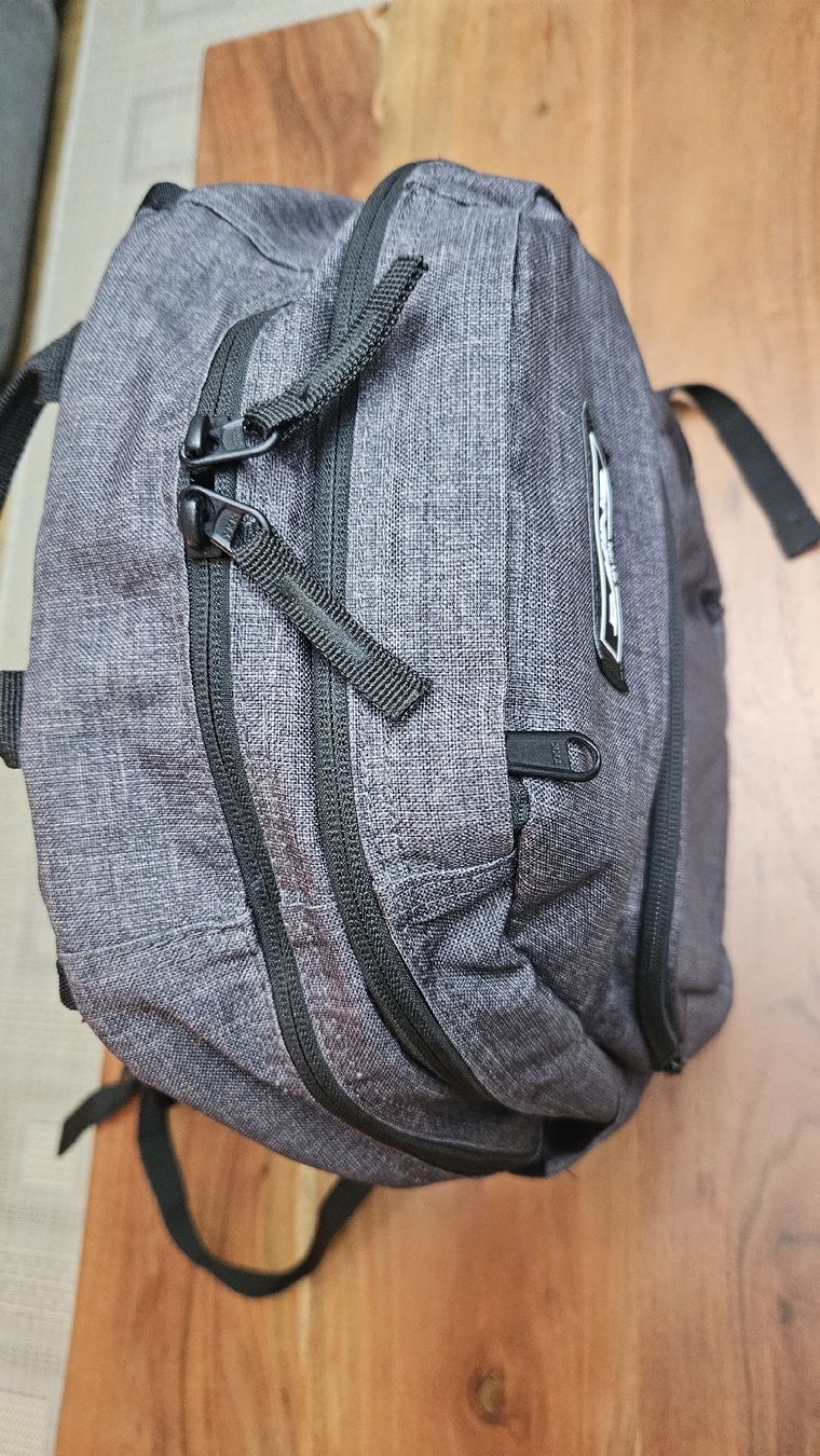 Dakine Zaini: Dakine Rucksack grau 25l – Nuovo (secondo la descrizione) da Schaffhausen venduto da apa_7xt7 2