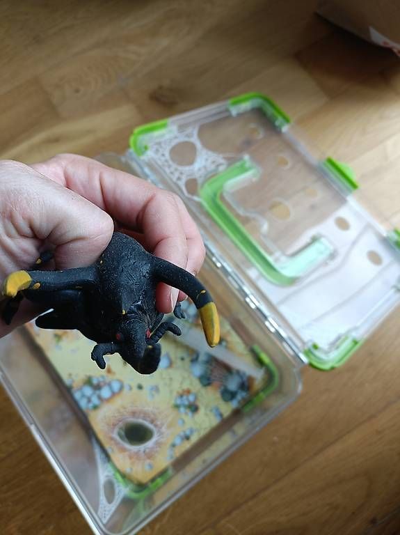 Jouets: Versuchslabor Mit Gummitier und Hülle  – D'occasion à Mönchaltorf par vernise25