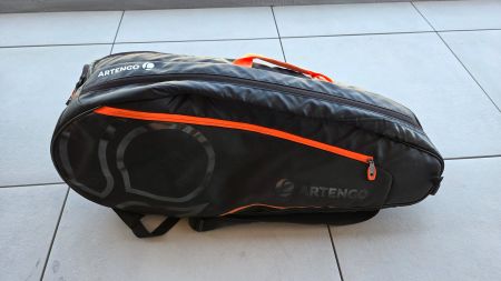 Sac de tennis Artengo noir et orange, parfait pour l'été! 🎾