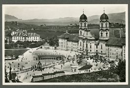 AK sw Einsiedeln SZ Klosterplatz , Pilgerer, Schulhaus ≈1938