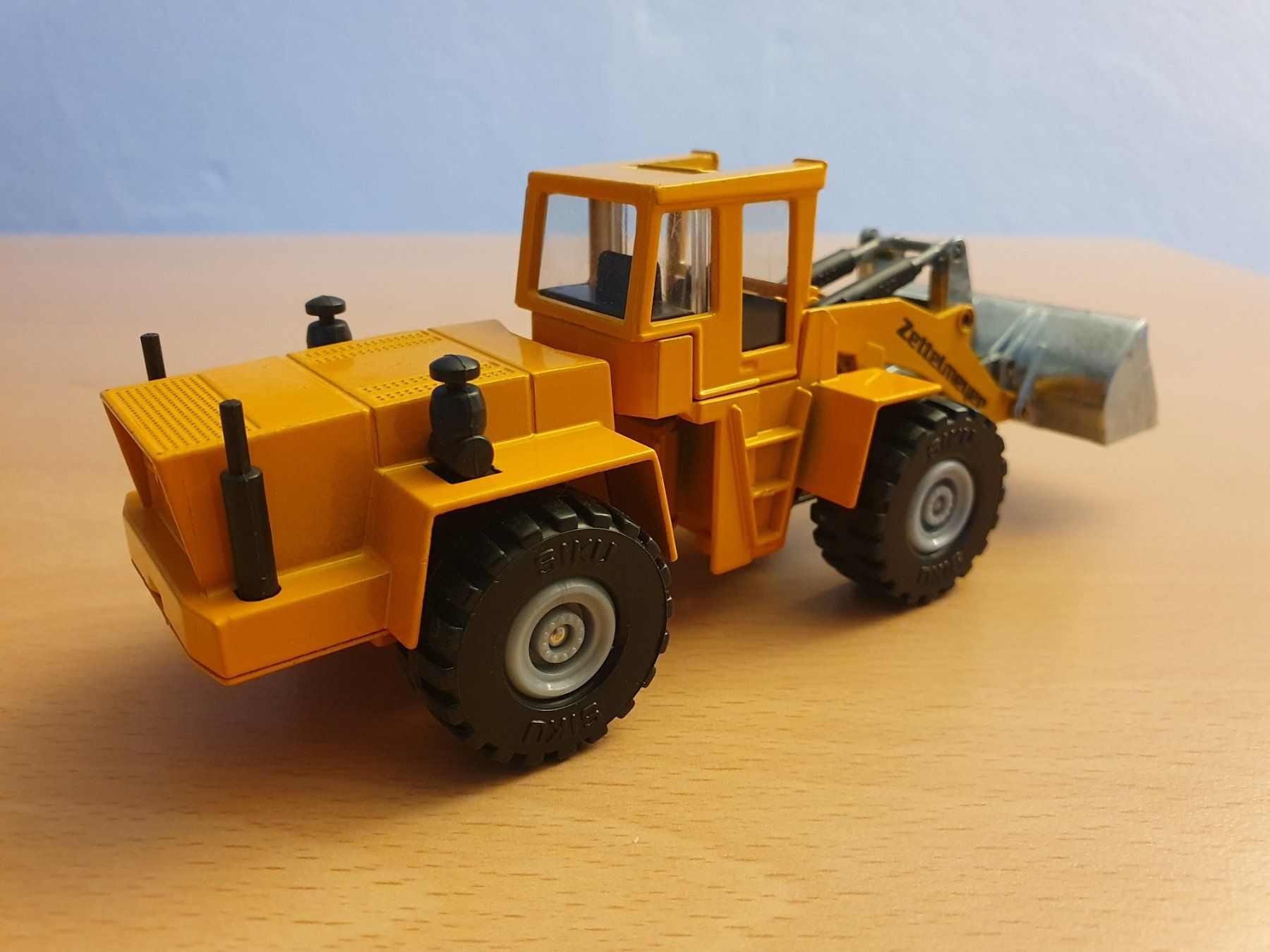 Siku Modellautos: Siku Radlader Zettelmeyer ZL 4002 1:50 – Neu (gemäss Beschreibung) aus Triesen von platzproblem1 1