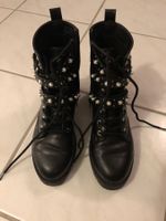 Stiefelette schwarz, verziert mit Perlen