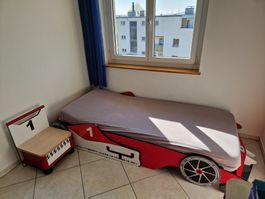 Kinderbett - Auto - Bett inkl. Nachttischli