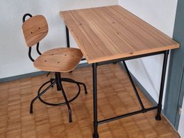 Schreibtisch inklusive Stuhl aus Holz/Metall neuwertig