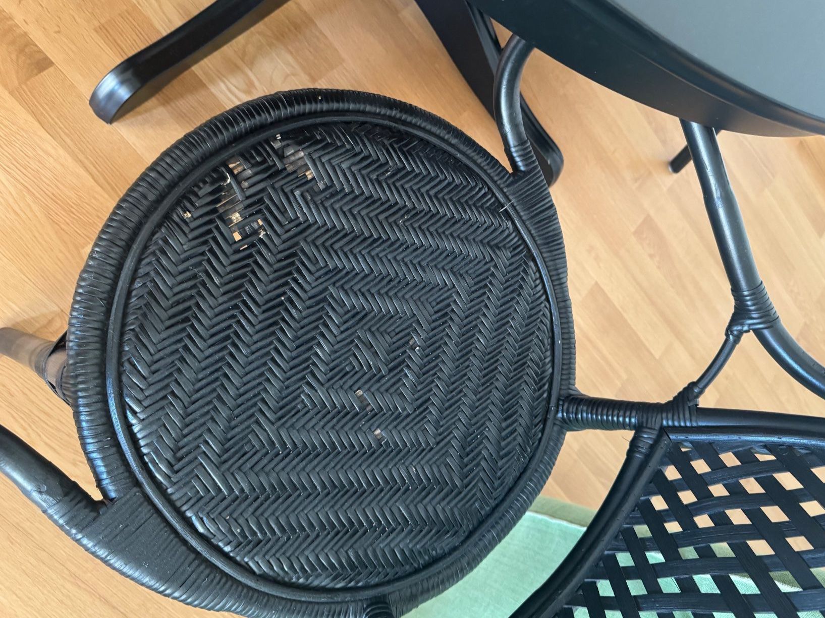 Ikea Tavoli: Schwarzer runder IKEA Esstisch mit 4 Rattanstühlen – Usato da Basel venduto da ana_2wwg 5
