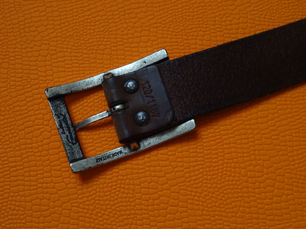 Taylor Gitarrengurt - Mittelbraunes Leder Mit Wildlederrückseite, 6,3 Cm Breit, Mit Geprägtem Logo, Hergestellt In USA