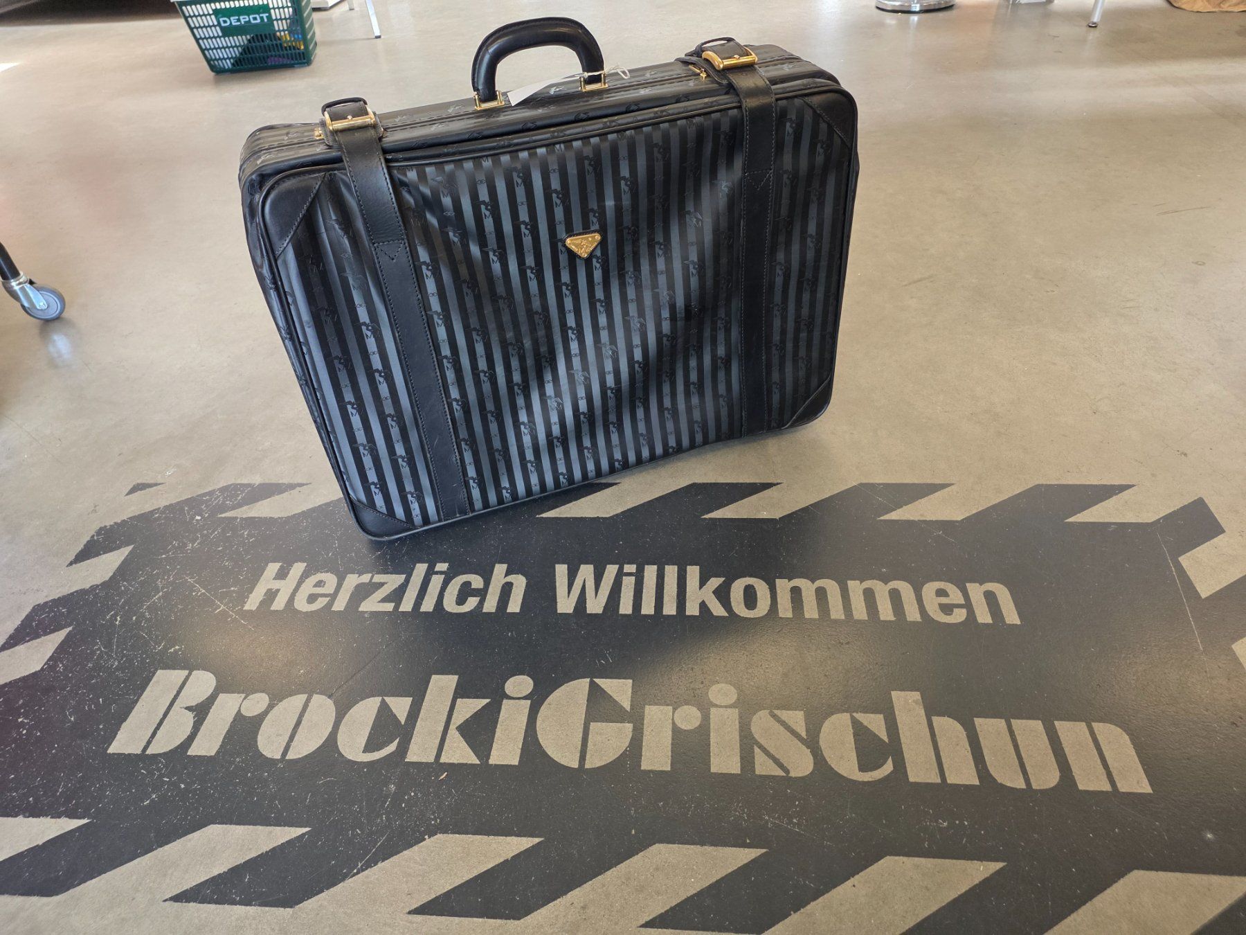 Maison Mollerus Valigie: Maison Mollerus,Reisekoffer schwarz mit Rollen – Usato da Chur venduto da FeschtlandBrockiChur 4