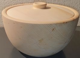 Handgedrechselter Topf aus Arvenholz