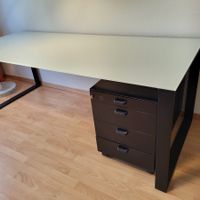 Edler Schreibtisch mit Glasplatte und Rollcontainer